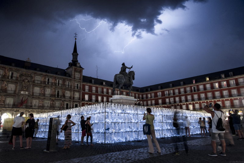 erruptus - Labyrinth of plastic waste, 2017, 15000 discarded water bottles, bags, metal, lights, 300 m2, 3m tall walls, Plaza Mayor, Madrid, Spain