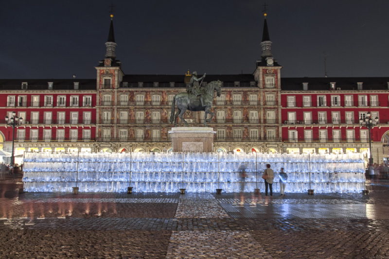 erruptus - Labyrinth of plastic waste, 2017, 15000 discarded water bottles, bags, metal, lights, 300 m2, 3m tall walls, Plaza Mayor, Madrid, Spain