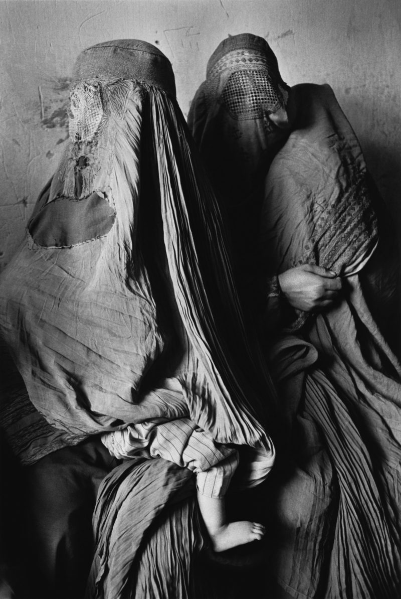 Sebastião Salgado - Food distribution in Kabul, Afghanistan, 1996