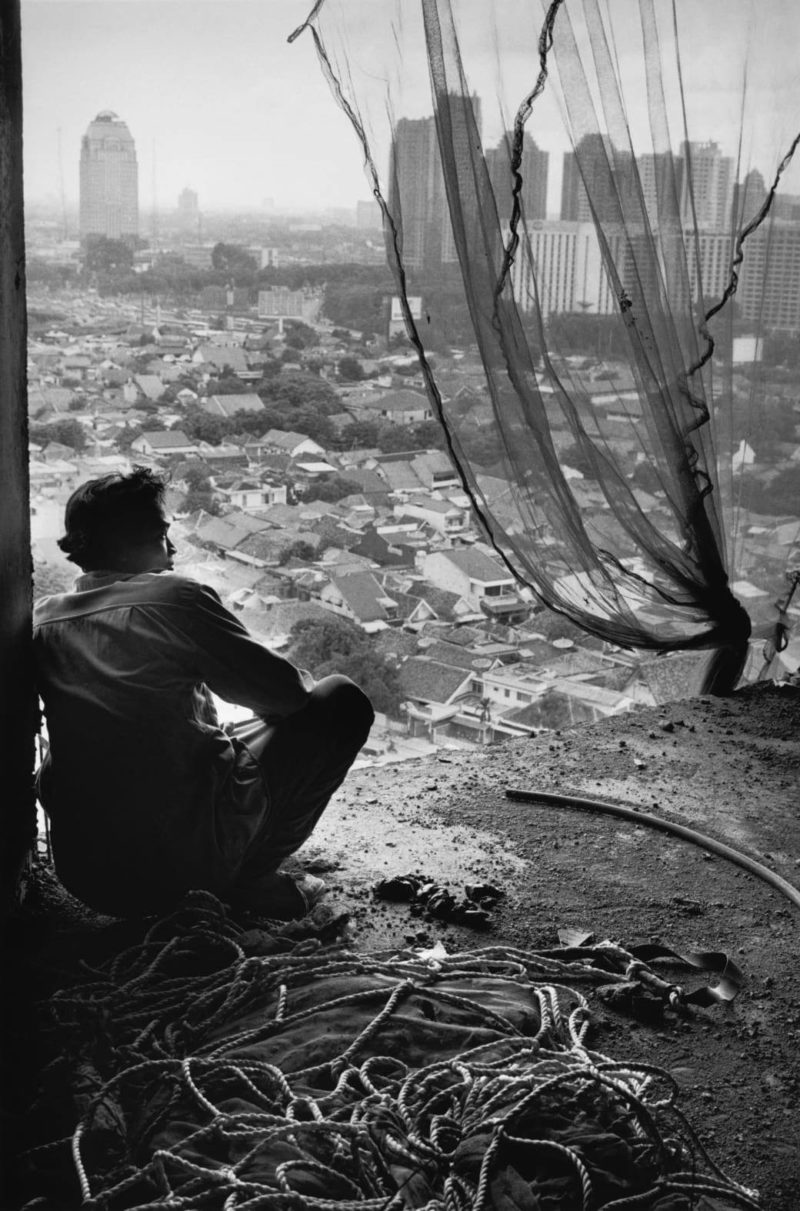 Sebastião Salgado - Lunch break of a worker at a construction site in Jakarta, 1996