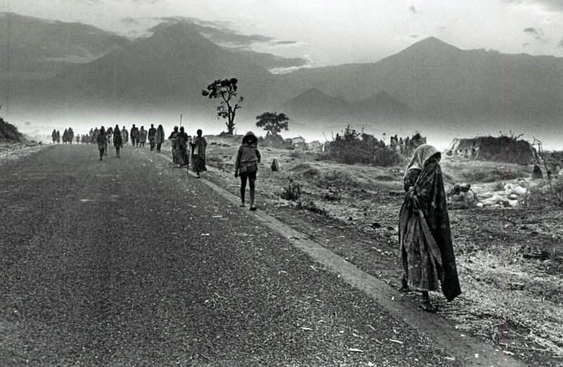 Sebastião Salgado – Rwandan refugees heading towards North Kivu and South Kivu, Zaire, 1994