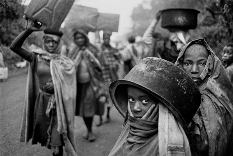 Sebastião Salgado – Water supplies are often far away from the refugee camps. Goma, Zaire, 1994