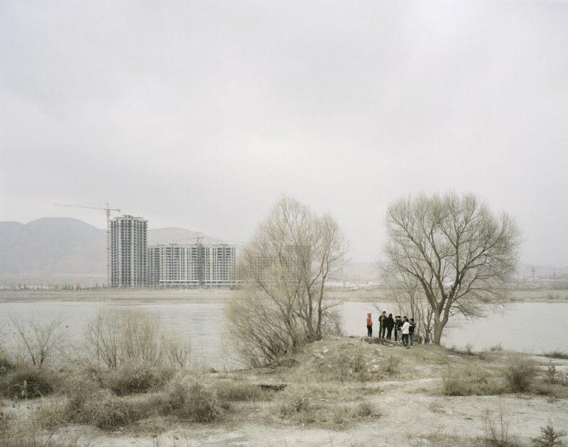 Zhang Kechun – People Roasting under a Tree, Gansu, 2010