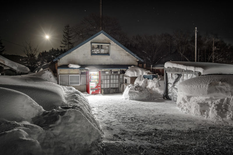 Eiji Ohashi - Vending Machines in Japan, Roadside Lights, Imakane-town:Hokkaido