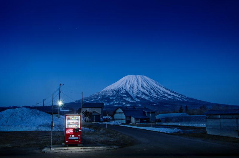 Eiji Ohashi - Vending Machines in Japan, Roadside Lights, Kutchan-town:Hokkaido