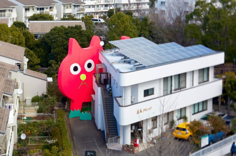 Takehiro Iikawa - Decorator Crab - Mr. Kobayashi, the Pink Cat, 2020, fluorescent paint, wood, 930 x 1000 x 80 cm installation view, Yokohama, Japan