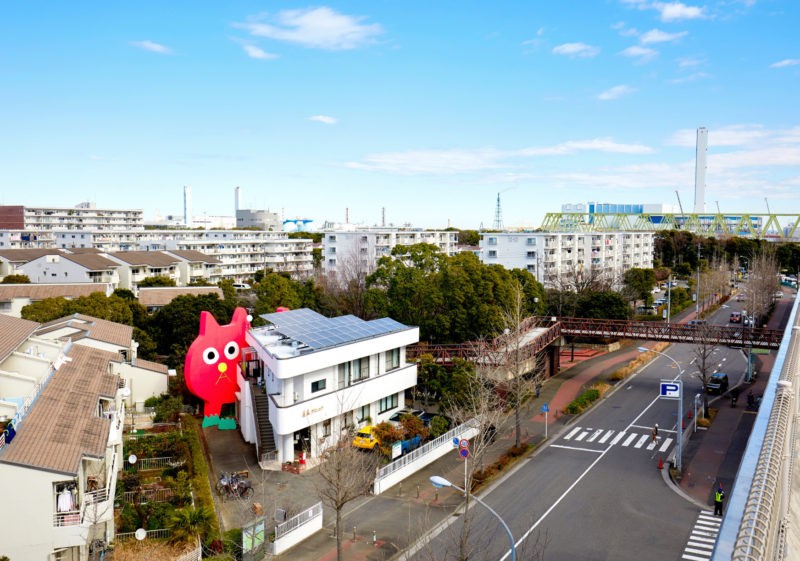Takehiro Iikawa - Decorator Crab - Mr. Kobayashi, the Pink Cat, 2020, fluorescent paint, wood, 930 x 1000 x 80 cm installation view, Yokohama, Japan