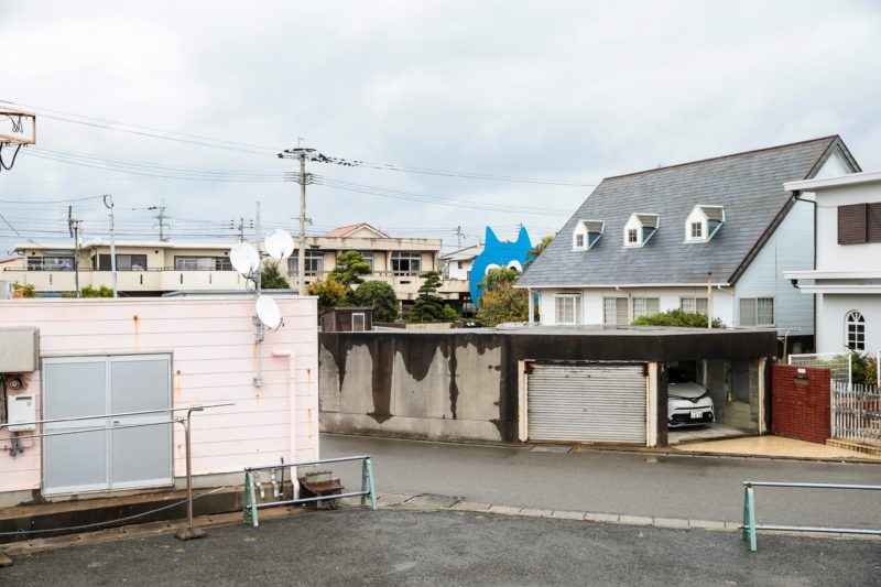 Takehiro Ikawa - Decoratorcrab - Mr.Kobayashi The Blue Cat, 2017, wood, fluorescent paint 850 cm × 1100 cm, Uminaka Taiyoso AIR, Fukuoka, Japan