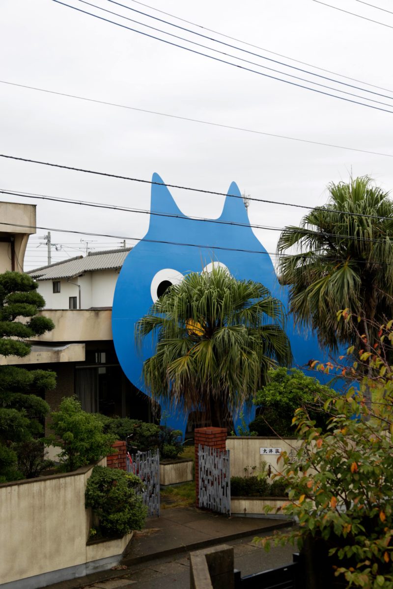 Takehiro Ikawa - Decoratorcrab - Mr.Kobayashi The Blue Cat, 2017, wood, fluorescent paint 850 cm × 1100 cm, Uminaka Taiyoso AIR, Fukuoka, Japan