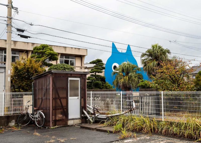 Takehiro Ikawa - Decoratorcrab - Mr.Kobayashi The Blue Cat, 2017, wood, fluorescent paint 850 cm × 1100 cm, Uminaka Taiyoso AIR, Fukuoka, Japan