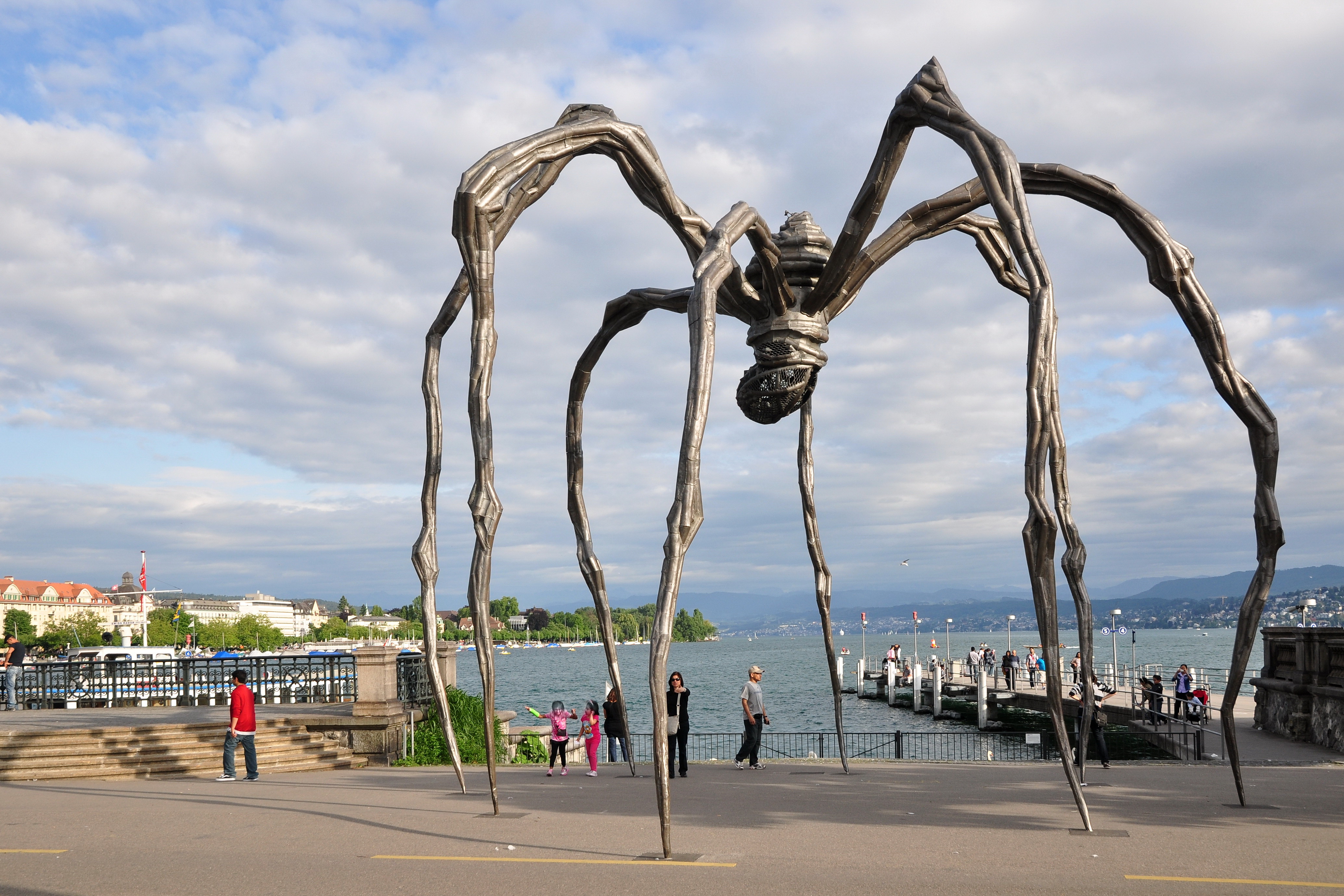 Maman giant spider sculpture next to Guggenheim Museum (Louise