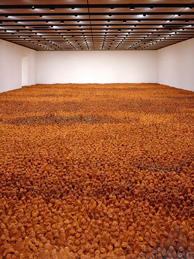 Antony-Gormley-–-Field-for-the-British-Isles-1993-terracotta-variable-size-approx.-40-000-elements-each-8-26-cm-tall feat