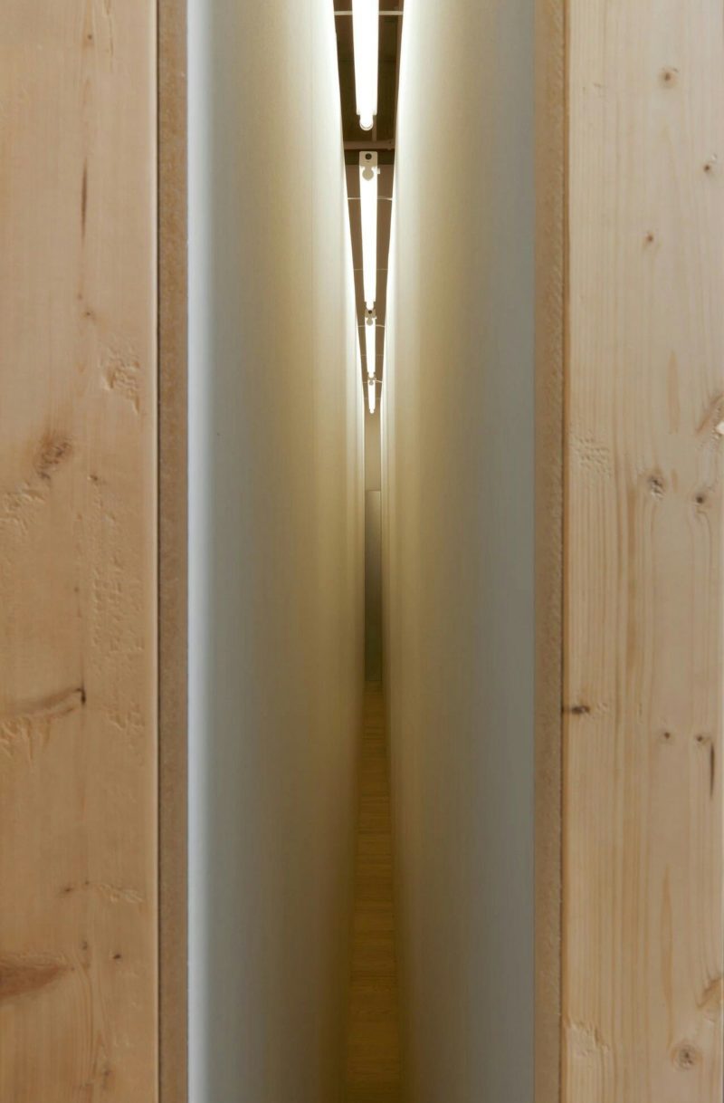 Bruce Nauman - Corridor with Mirror and White Lights, 1971, wood, glass and fluorescent tubes, 305 x 18 x 1219 cm