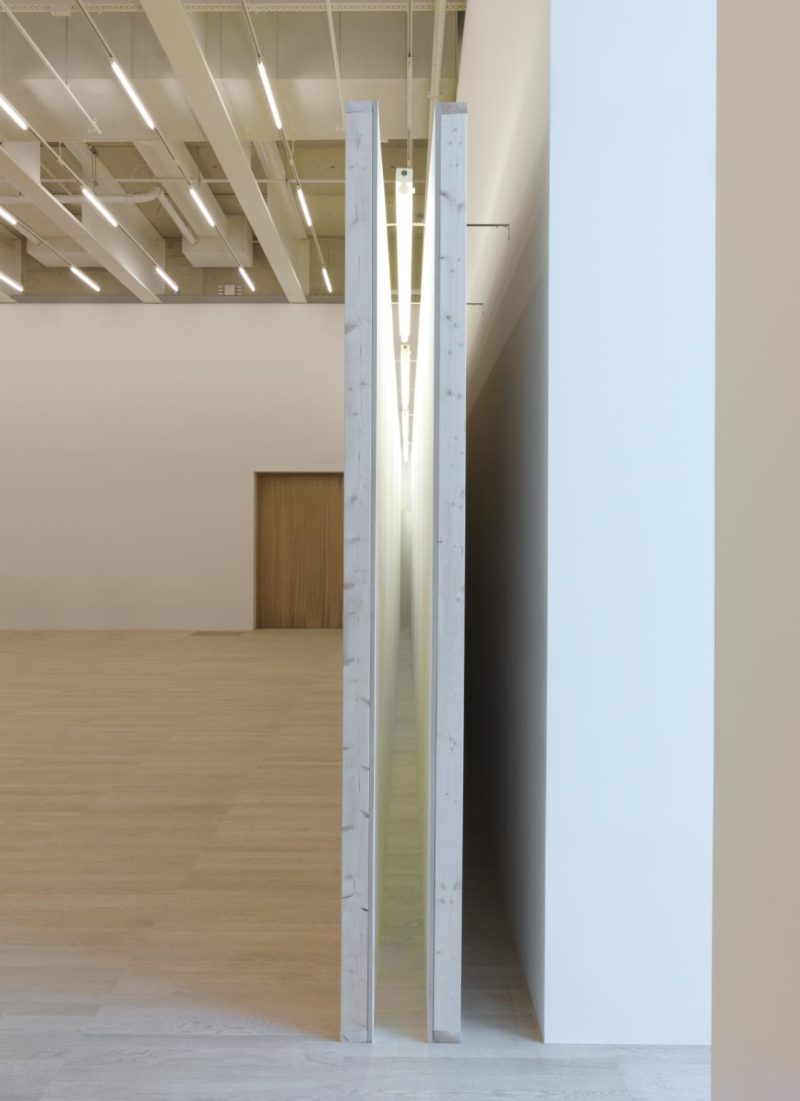 Bruce Nauman - Corridor with Mirror and White Lights, 1971, wood, glass and fluorescent tubes, 305 x 18 x 1219 cm