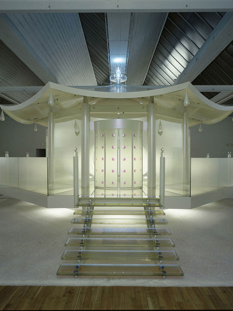 Mariko Mori – Dream Temple, 1997-1999, metal, glass, plastic, fiber optics, fabric, Vision Dome (3D hemispherical display), audio, 500 x 1000 cm
