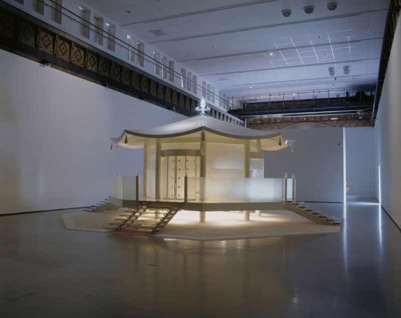 Mariko Mori – Dream Temple, 1997-1999, metal, glass, plastic, fiber optics, fabric, Vision Dome (3D hemispherical display), audio, 500 x 1000 cm, Fondazione Prada