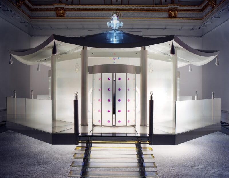 Mariko Mori – Dream Temple, 1997-1999, metal, glass, plastic, fiber optics, fabric, Vision Dome (3D hemispherical display), audio, 500 x 1000 cm, Royal Academy of Arts, 1999