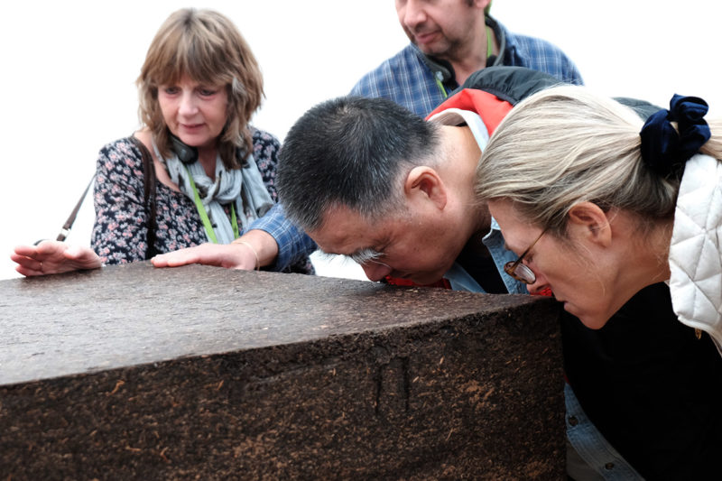 Ai Weiwei – Ton of Tea, 2005, Pu’er tea leaves from Yunnan province with wooden base, 100 x 100 x 100 cm (39 1/2 x 39 1/2 x 39 1/2 in), installation view, Royal Academy, London, 2015