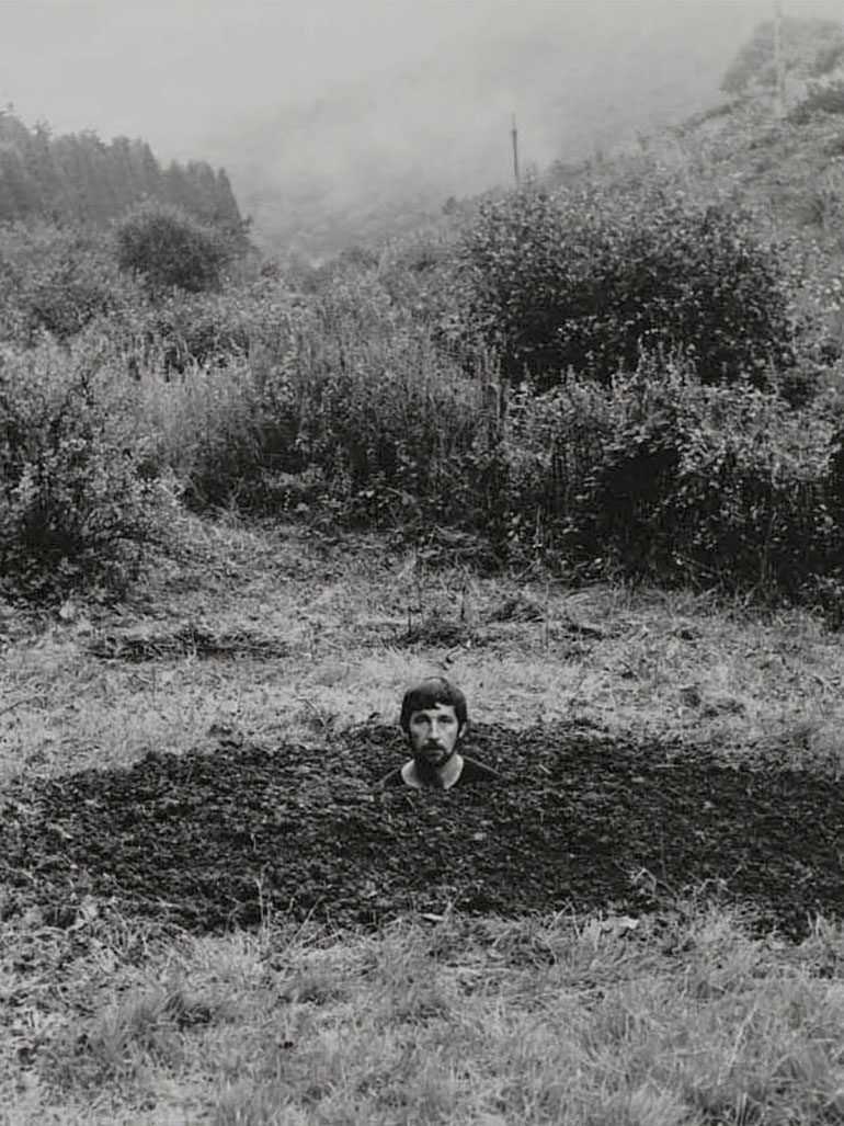 Keith Arnatt – Self-Burial (Television Interference Project), 1969