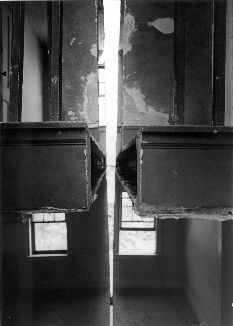 Gordon Matta-Clark - Splitting, 1974, Englewood, New Jersey.