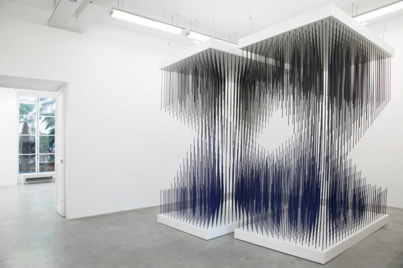 Jesus Rafael Soto - Double progression blue and black (Doble progresion azul y negra), 1975, paint on metal, unique, installation view, Chronochrome, Perrotin Gallery, Paris, 2015