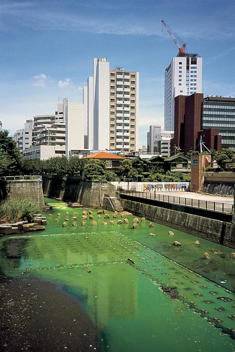 Olafur Eliasson – Green river, 1998, uranin, water, Tokyo, 2001
