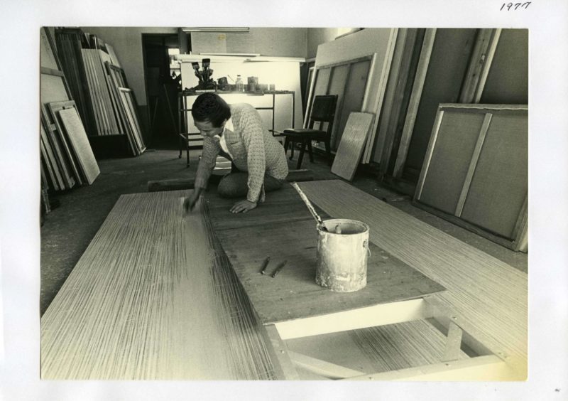Park Seo-Bo working on a piece of his Ecriture at his Hapjeong-dong studio in 1977