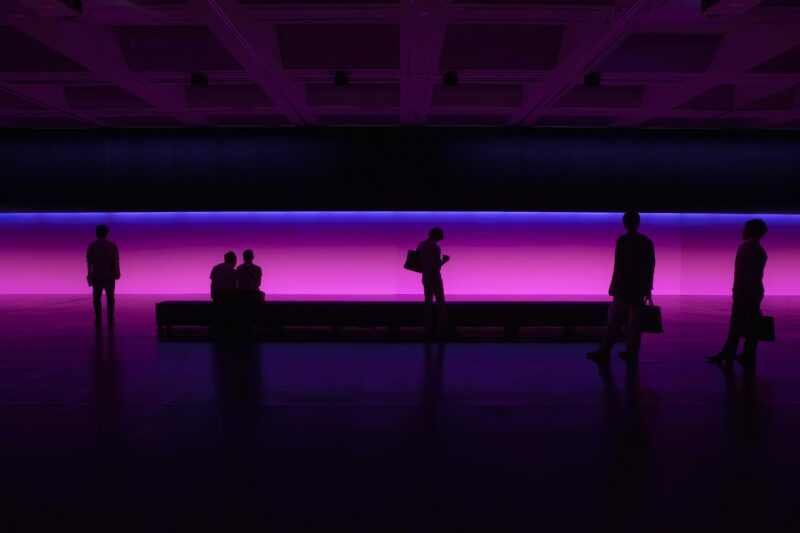 Carsten Nicolai – unicolor, 2014, DLP-projectors, DMX-LED lights, projection screen, mirrors, computer, sound, bench with loudspeakers