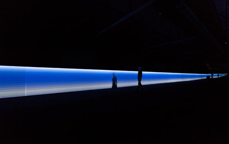 Carsten Nicolai – unicolor, 2014, DLP-projectors, DMX-LED lights, projection screen, mirrors, computer, sound, bench with loudspeakers.