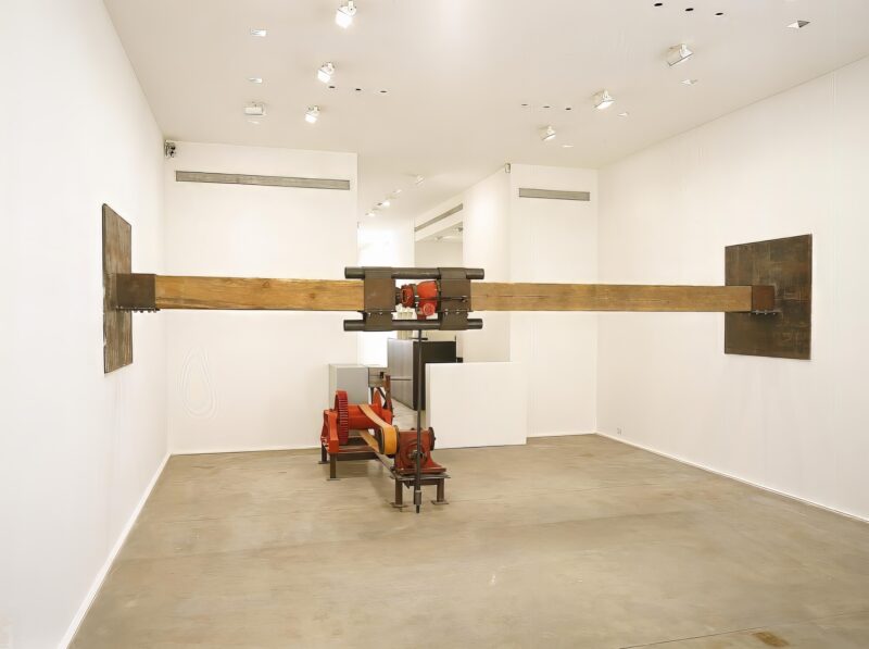 Chris Burden – Samson, 1985, turnstile, winch, worm gear, leather strap, jack, timbers, steel, steel plates, dimensions variable, installation view, Centro de Arte Contemporânea Inhotim