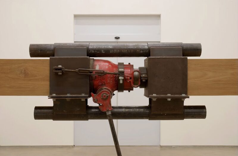 Chris Burden – Samson, 1985, turnstile, winch, worm gear, leather strap, jack, timbers, steel, steel plates, dimensions variable, installation view, Centro de Arte Contemporânea Inhotim