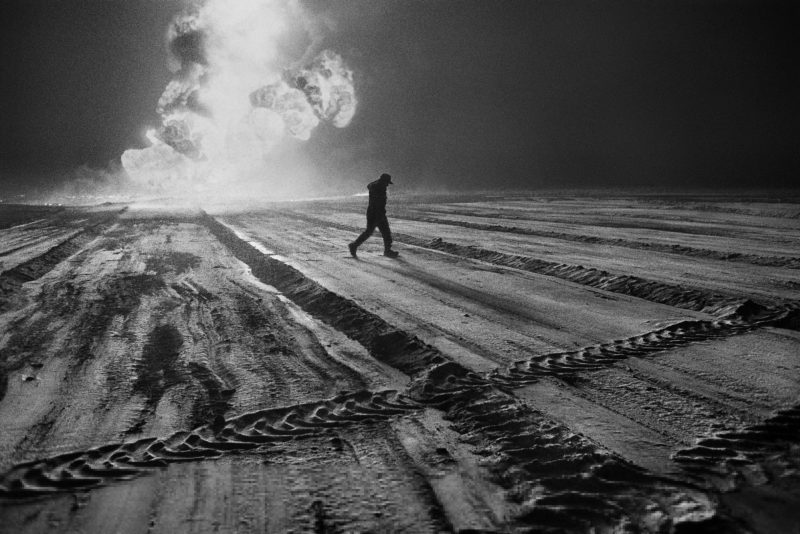 Sebastião Salgado - Greater Burhan Oil Field, Kuwait, 1991