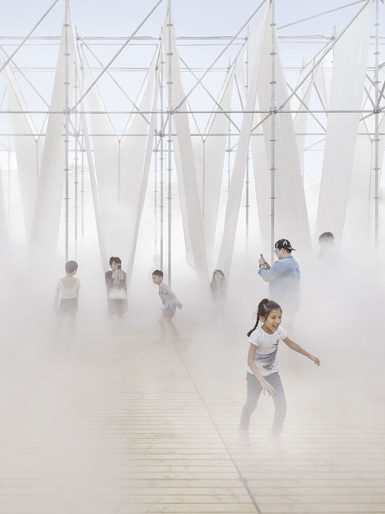 A giant fog installation - By Serendipity Studio