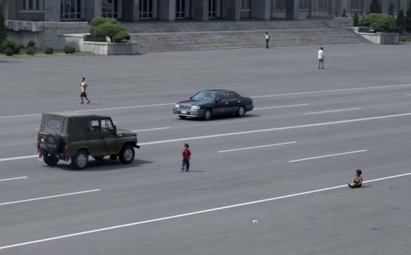 Eric Lafforgue – North Korea - As cars have become more widespread in Pyongyang, the peasants are still getting accustomed to seeing them. Kids play in the middle of the main avenues just like before when there were no cars in sight