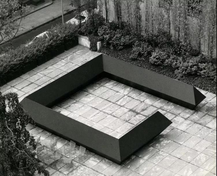 Tony Smith - Stinger, 1967–1968, Plywood mock-up, painted black, 1,87 x 9,7 x 9,7 m (6' x 32' x 32'), Art of the Real installation, Museum of Modern Art, New York, 1968