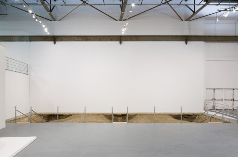 克里斯·伯登（Chris Burden）——博物馆基金会展览（Exposing the Foundation of the Museum），1986/2019年，装置视图，MOCA，洛杉矶，2019年