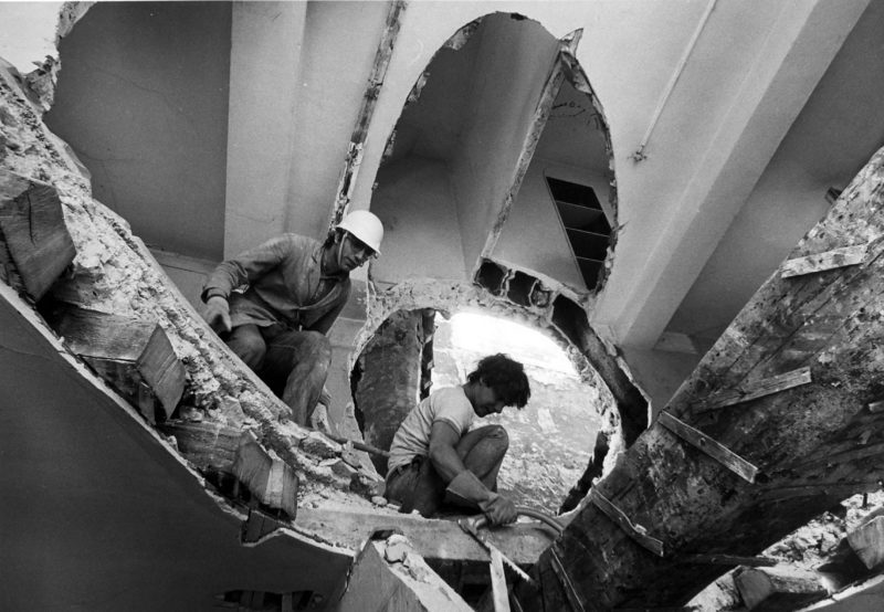 Gordon Matta-Clark - Conical Intersect, 1975