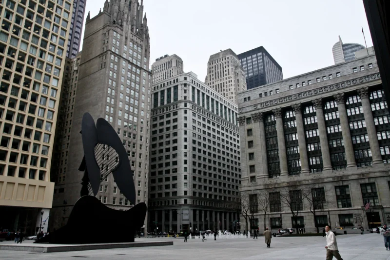 Pablo Picasso – Untitled (Chicago Picasso), 1967, Cor-ten steel, 15.2m (50 ft.) tall, 147 ton, installation view, Daley Plaza, Chicago