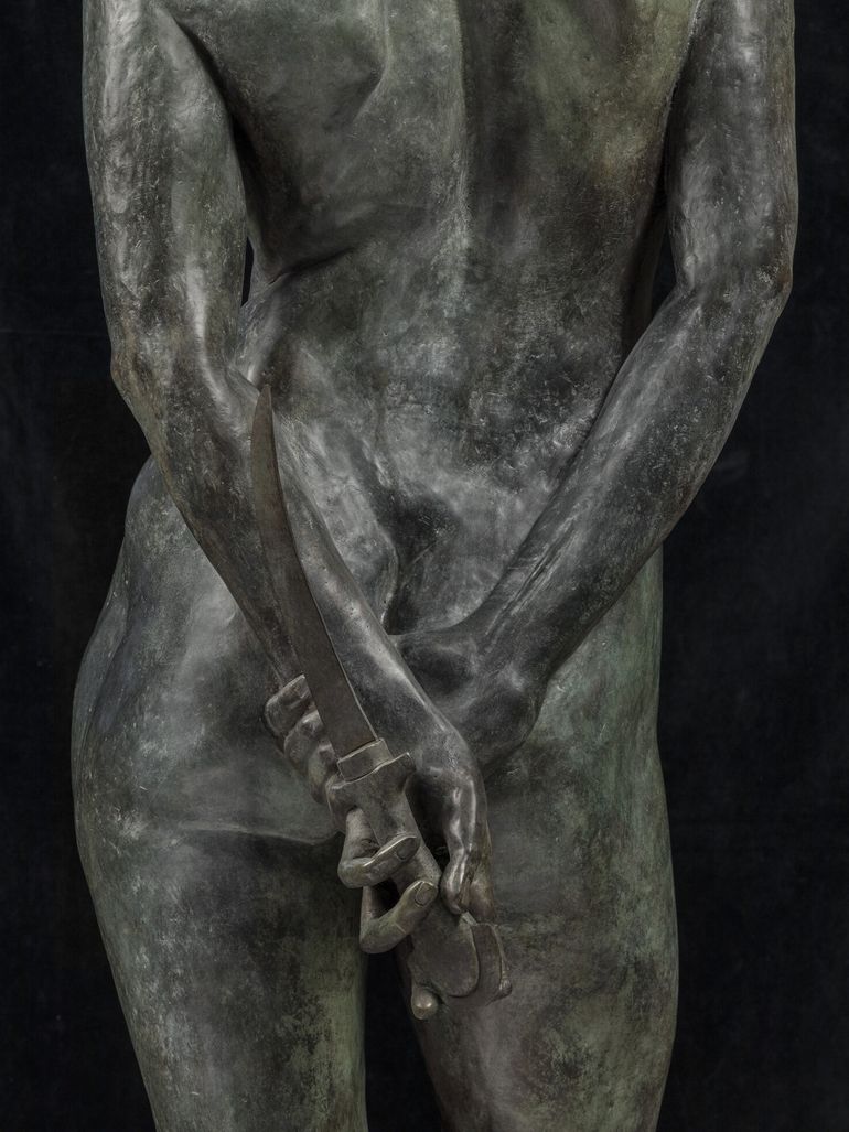 Dr. Gindi – The Fateful Choice, 2021, bronze, 166 x 44 x 47 cm feat