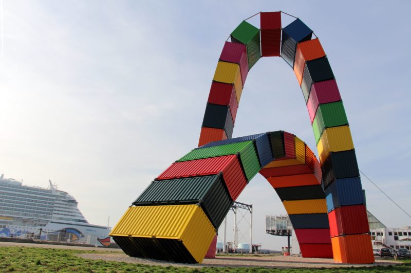 Vincent Ganivet - Catène de Containers, 2017, 38 painted maritime containers, 29m height