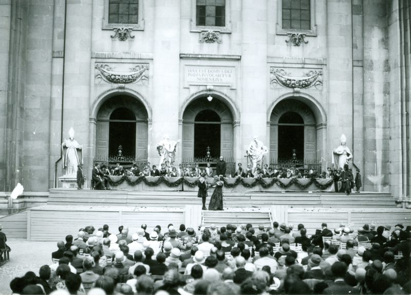 The first time Jedermann has been performed at the Salzburg Festival, starring Alexander Moissi (as Everyman) and Dagny Servaes (as Buhlschaft)