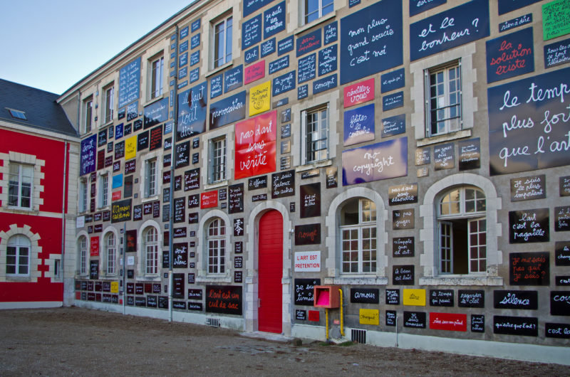 Benjamin Vautier - Le Mur des Mots (The Wall of Words), 1995, 313 enameled plates, 12 x 30 meter, Ecole d'art de Blois, Blois, France