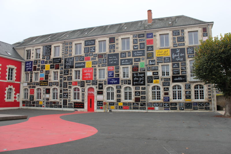 Benjamin Vautier - Le Mur des Mots (The Wall of Words), 1995, 313 enameled plates, 12 x 30 meter, Ecole d'art de Blois, Blois, France