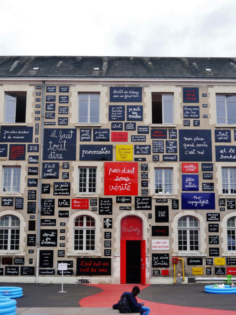 Benjamin Vautier – Le Mur des Mots (The Wall of Words), 1995, 313 enameled plates, 12 x 30 meter, Ecole d’art de Blois, Blois, France feat