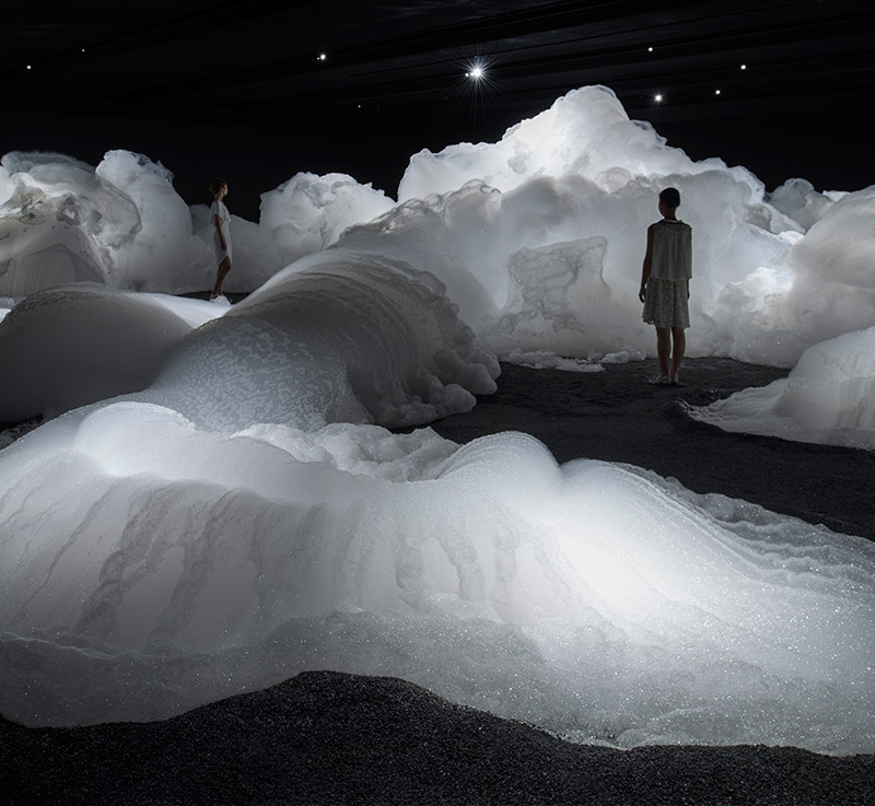 Kohei Nawa – Foam, 2013, detergent, glycerin, water, dimensions variable, installation view, Aichi Triennale, Aichi, Japan