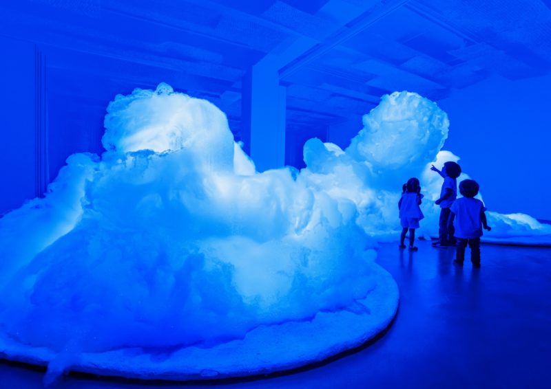 Kohei Nawa – Foam, 2017, detergent, glycerin, water, installation view, Espuma, Japan House São Paulo, São Paulo, Brazil