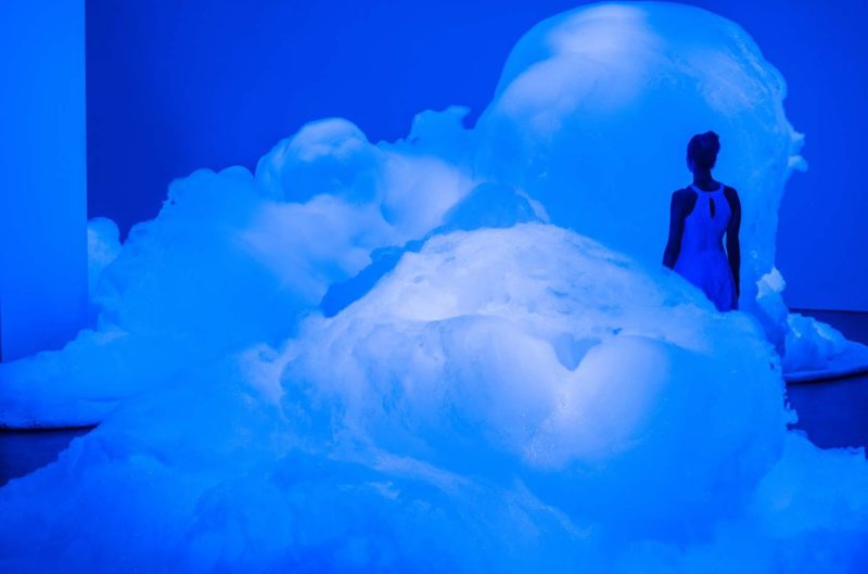 Kohei Nawa – Foam, 2017, detergent, glycerin, water, installation view, Espuma, Japan House São Paulo, São Paulo, Brazil