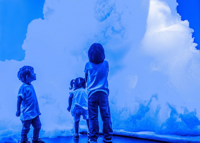 Kohei Nawa – Foam, 2017, detergent, glycerin, water, installation view, Espuma, Japan House São Paulo, São Paulo, Brazil