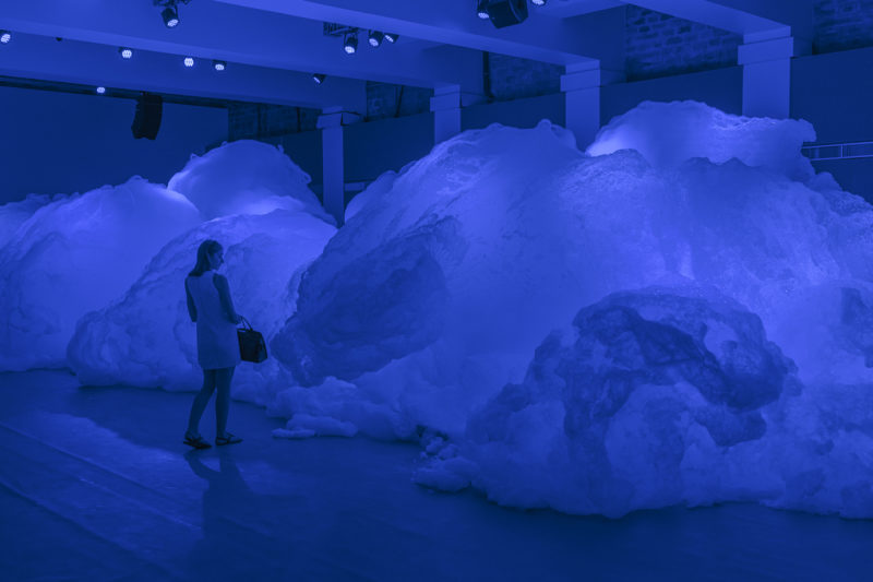 Kohei Nawa – Foam, 2018, detergent, glycerin, water, dimensions variable, installation view, FUKAMI, Hôtel Salomon de Rothschild, Paris, France