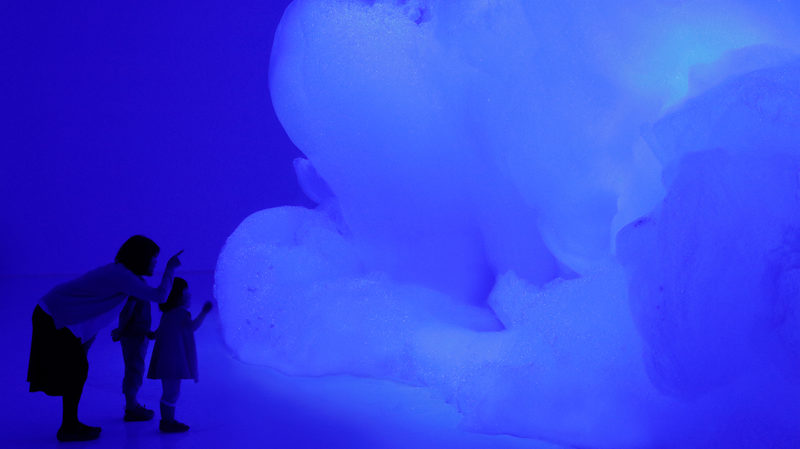 Kohei Nawa – Foam, 2019, detergent, glycerin, water, dimensions variable, installation view, 21st Century Museum of Contemporary Art, Kanazawa